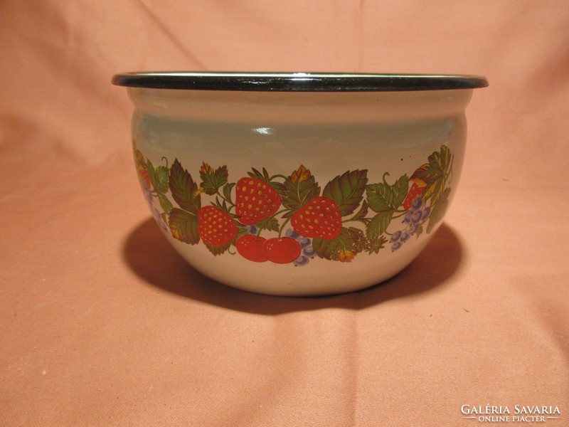 Strawberry pouring bowl with enamel handle