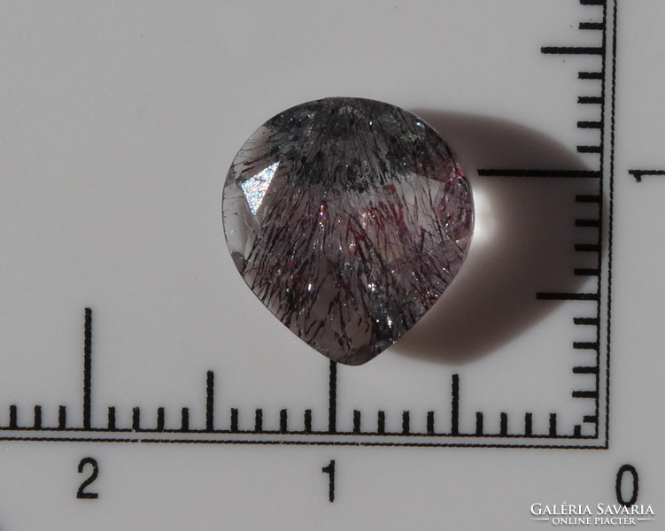 Természetes Hegyikristály kvarc Hematit benövésekkel drágakőnek csiszolva. 2,4 ct Ékszeralapanyag.