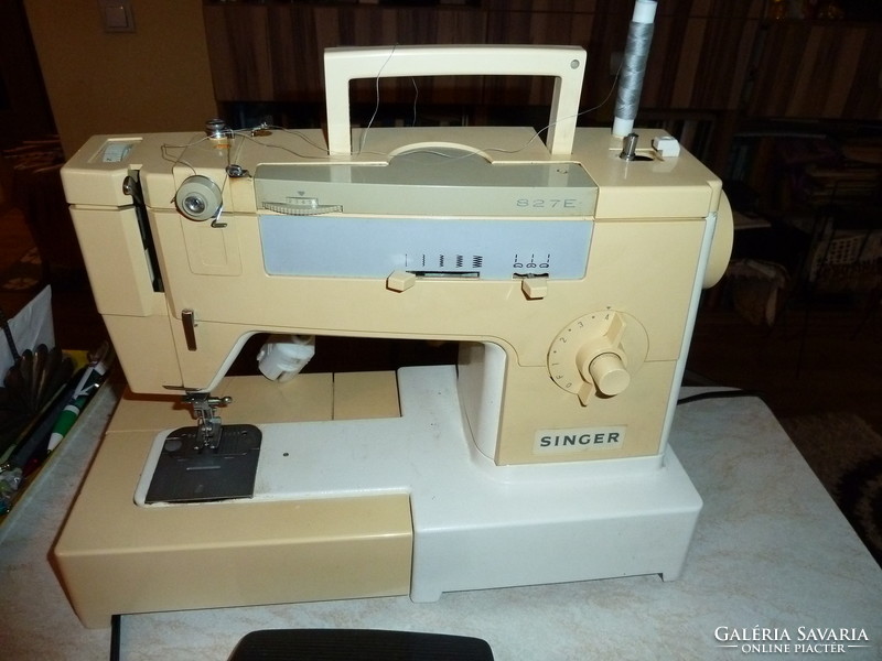 Portable singer zigzag sewing machine 827e
