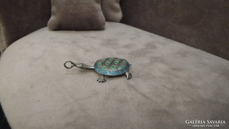 Silver turtle pendant