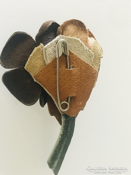 Leather floral badge, 7.5 x 5 cm