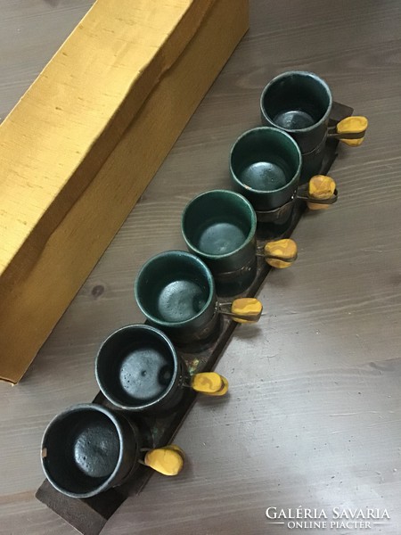 Régi jelzett különleges kerámia poharak réz tálcával dobozában