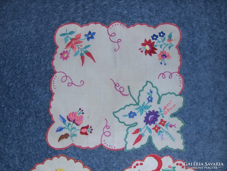 Embroidered tablecloth 4 pieces (16)