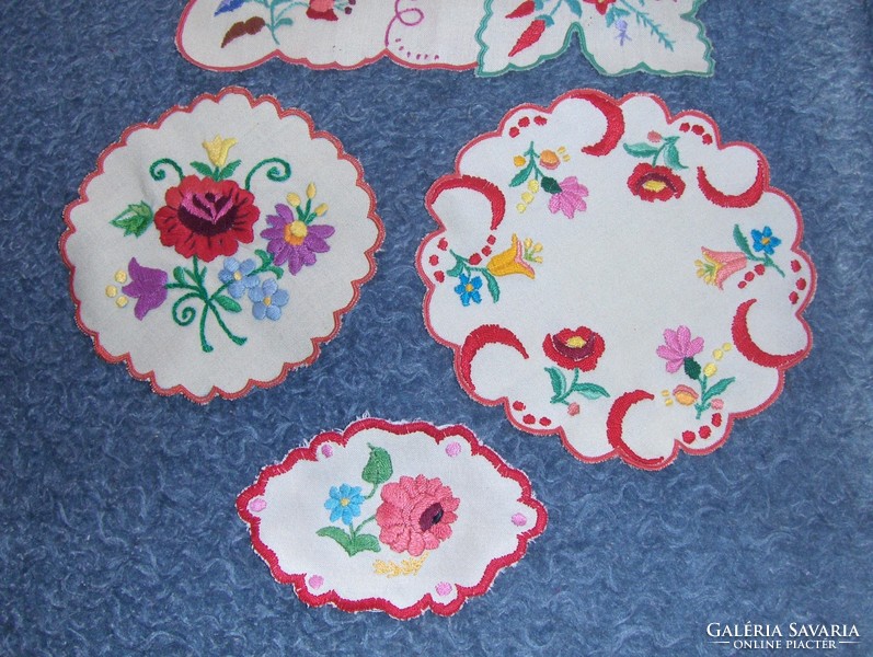 Embroidered tablecloth 4 pieces (16)