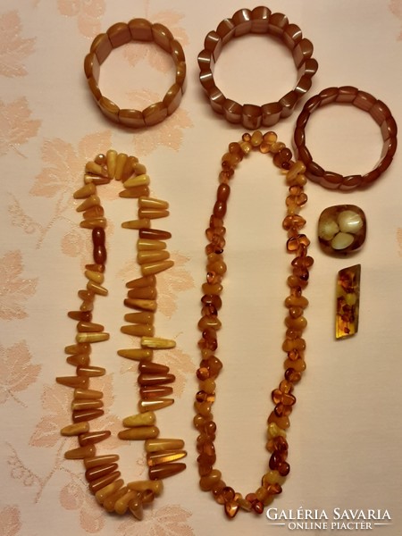 Retro, antik borostyán ékszerek hagyatékból, nyaklánc, karkötő, kitűző - 7 db