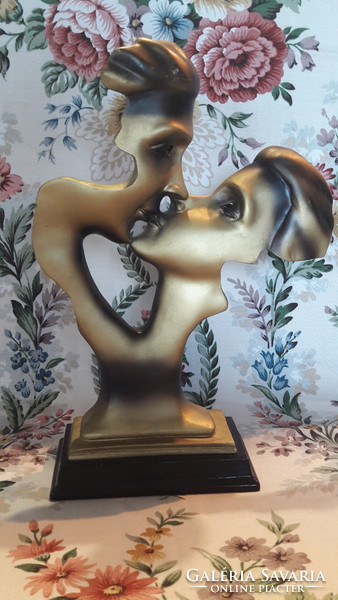 Romantic couple sculpture