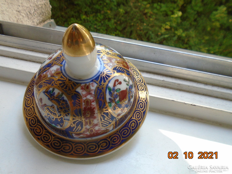 Hand painted, hollow, covered, serious Japanese vase with Gold imari inscription