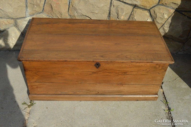 Antique French travel case made of oak with a flat lid