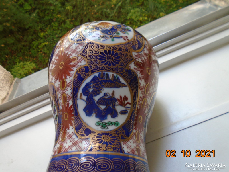 Hand painted, hollow, covered, serious Japanese vase with Gold imari inscription