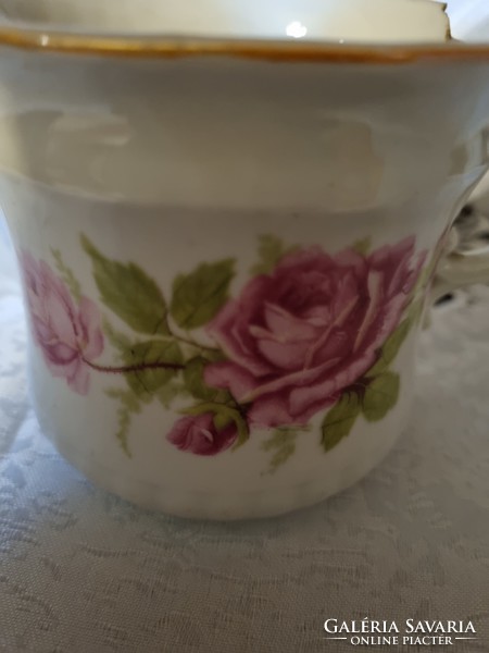 I photographed an antique flaw in a Zsolnay mug
