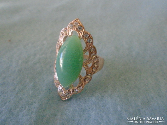 Rhodium-plated anti-allergenic women's ring with jade stone inner size 17 mm new not used. Post 700 ft ..