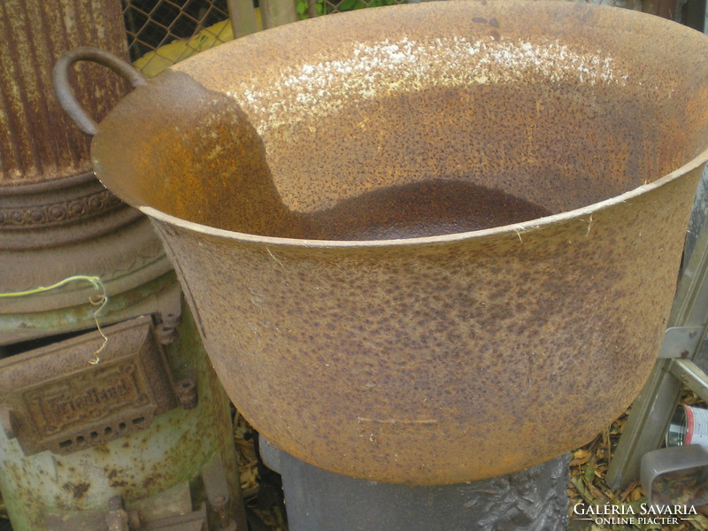 Cast iron cauldron