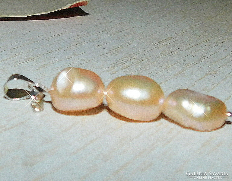 Champagne-ecru shiny cultured real pearl pendant
