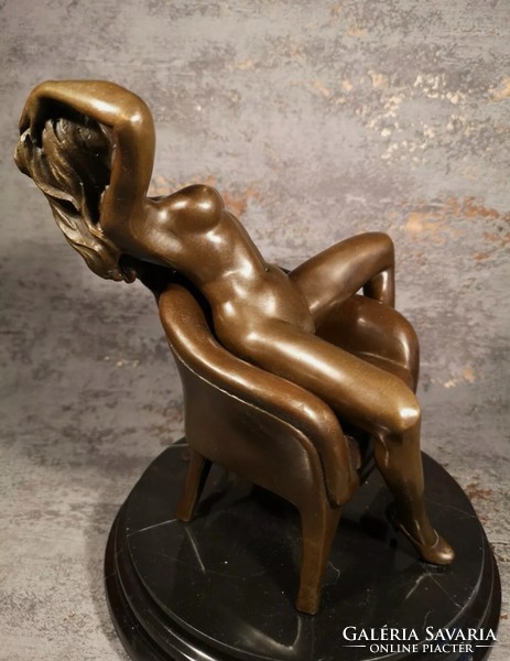 Ülő női akt - bronz szobor