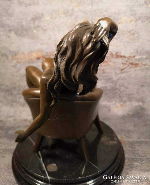 Ülő női akt - bronz szobor