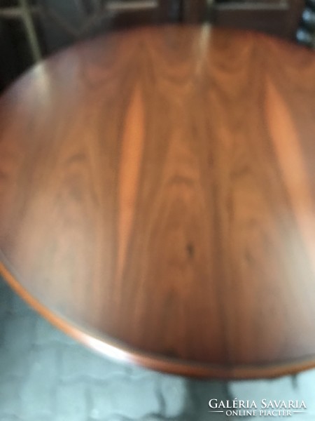 Diófa  kihúzható asztal 8 db székkel