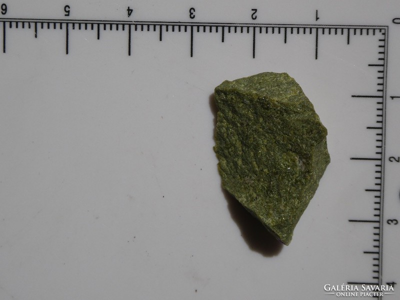 Természetes Unakit kőzet: zöld Epidot és téglavörös Ortoklász társulása. 5,6 gramm