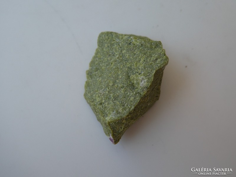 Természetes Unakit kőzet: zöld Epidot és téglavörös Ortoklász társulása. 5,6 gramm