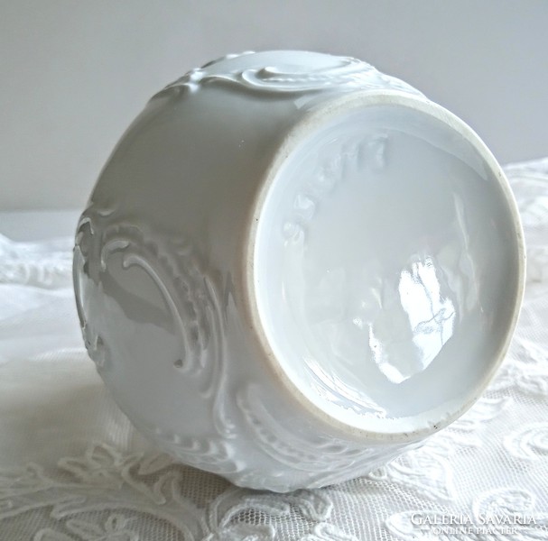 Royal KPM fehér dombormintás váza