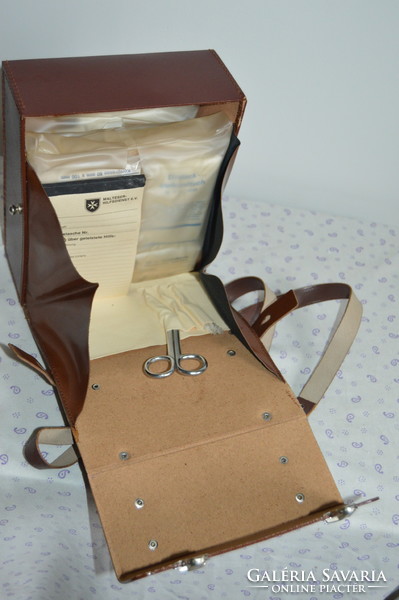 Vintage Retro Bőrtáska, elsősegély táska, doboz, maltai elsősegély táska