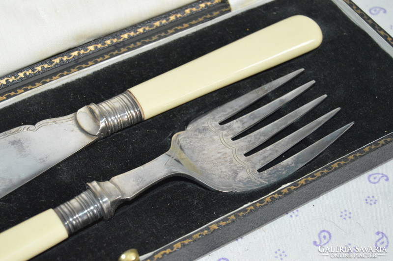 Antik Angol ezüstözött kínálóeszköz, kínáló szett díszdobozban, ezüstözött kés, ezüstözött villa