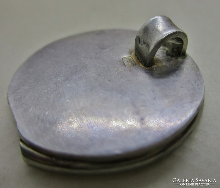 Gyönyörű modern csigavonalas ezüst medál