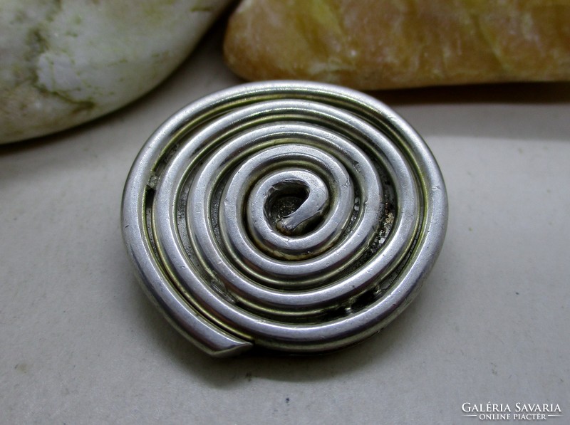 Gyönyörű modern csigavonalas ezüst medál