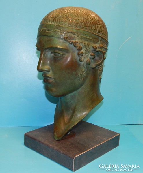 Greek bronze statue of the xx. Sat. From the first half