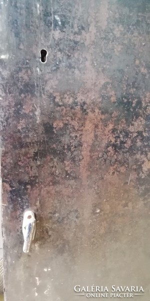 Indusztriális vas szekrény, kopottas régi páncélszekrény