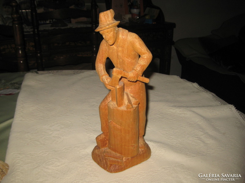 Wood carving, the wood cutter mk. With sign, 28 cm