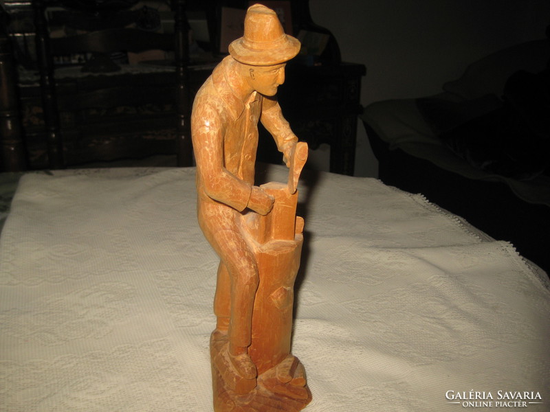 Wood carving, the wood cutter mk. With sign, 28 cm