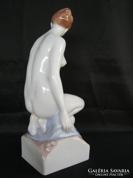 Porcelain female nude in Drasche quarries