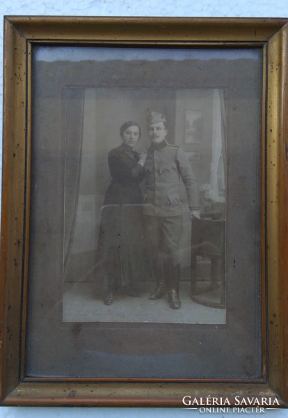 Antique black and white photo of Somogy County soldier and his wife in a glazed, golden colored wooden frame
