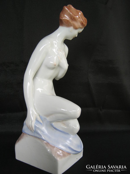 Porcelain female nude in Drasche quarries