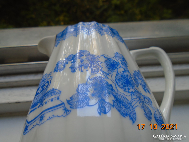 "China Blau"(=kínai kék) mintával bordázott tejszínes kiöntő figurális kínai jelzéssel