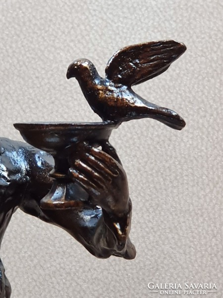 Férfi galambokkal fém szobor