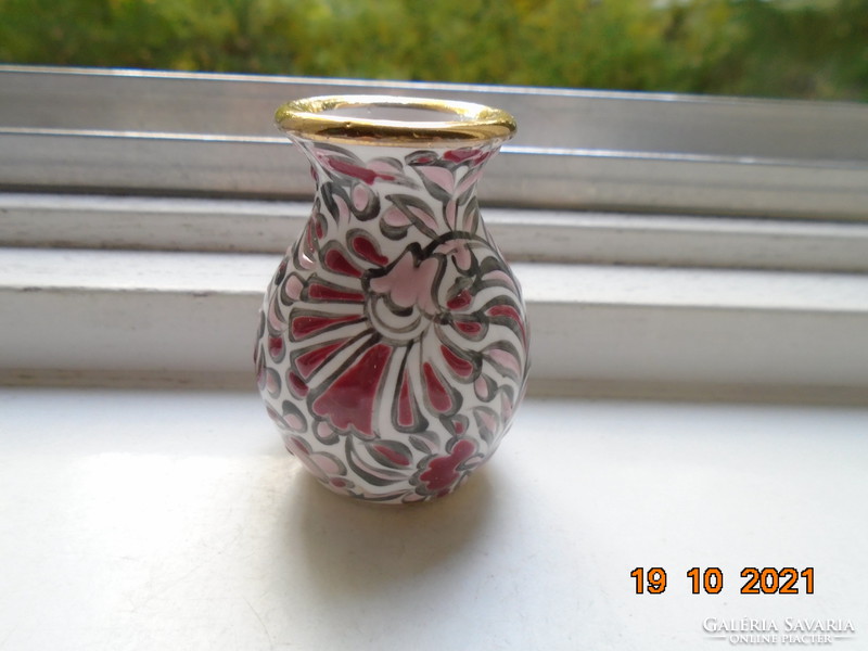 Kézzel festett kidomborodó zománc virágmintákkal jelzett kis kerámia váza
