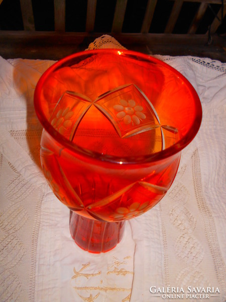Csiszolt piros  üveg  váza