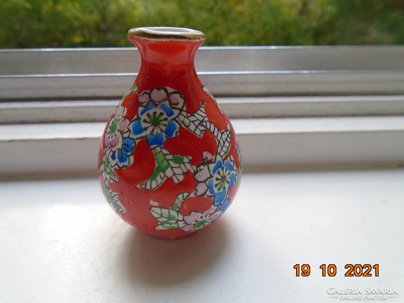 Kézzel festett színes virágmintákkal kis korallpiros kínai váza