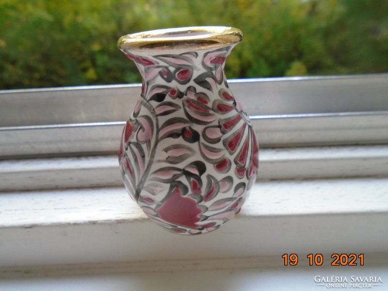 Kézzel festett kidomborodó zománc virágmintákkal jelzett kis kerámia váza