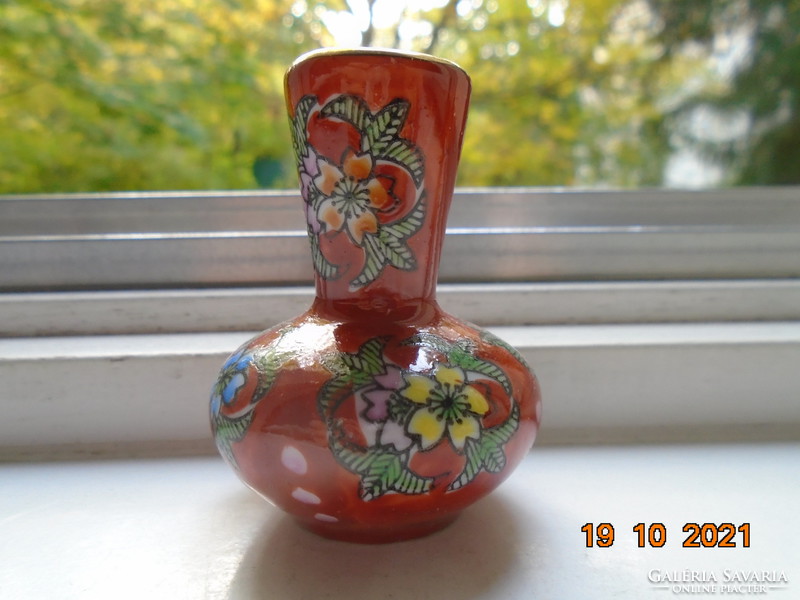 Kézzel festett színes virágmintákkal kis vaspiros kínai váza