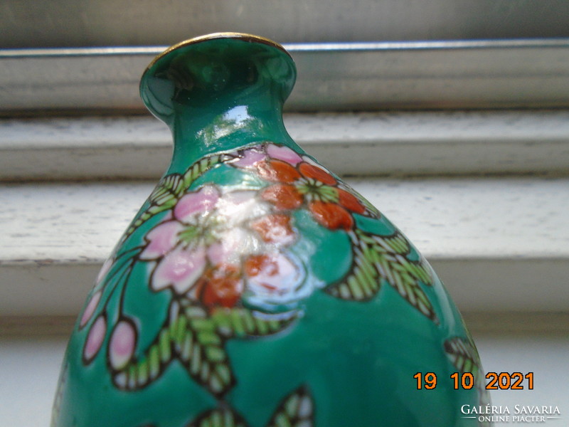 Kézzel festett színes virágmintákkal kis smaragdzöld kínai váza