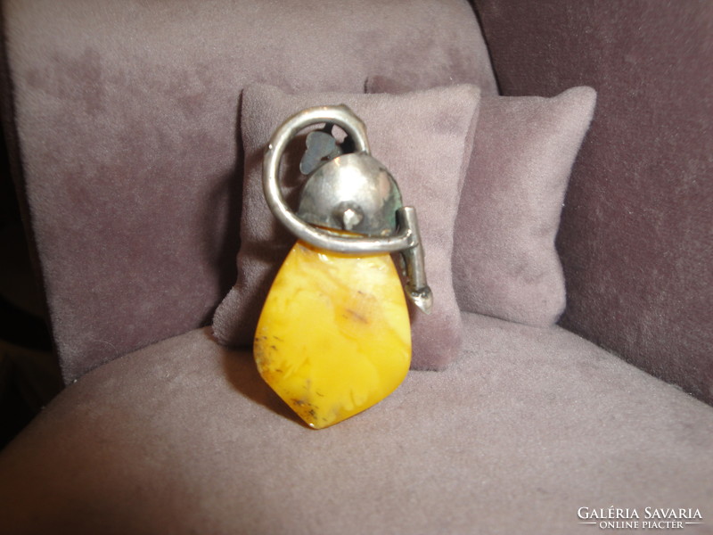 Polish honey ivy pendant, acorn design