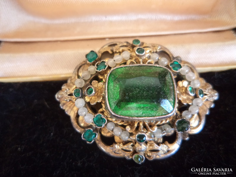 Antique silver brooch - green glass with stone surrounded by small beads - beautiful pattern-