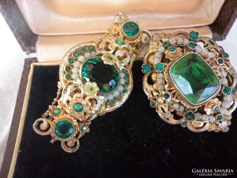 Antik ezüst bross - zöld üveg kővel körben apró gyöngyökkel - csodaszép mintás-