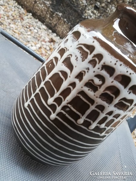 Barna-fehér folyatott mázas kerámia váza 21 cm