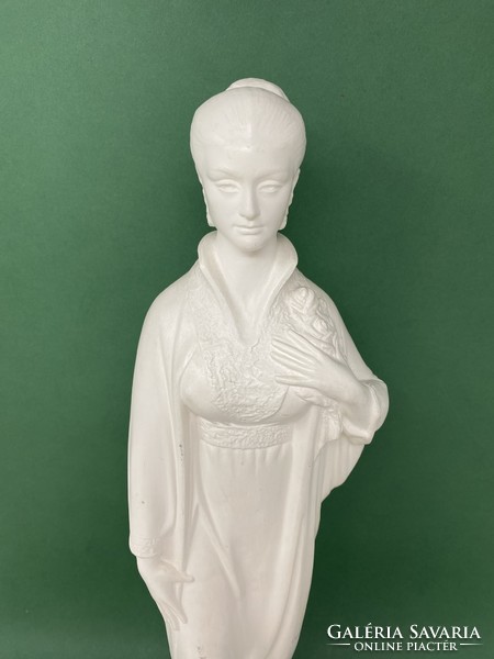 Kelemen Kristóf szobrászművész álló nőt ábrázoló nagyméretű biszkvit porcelán szobra - CZ