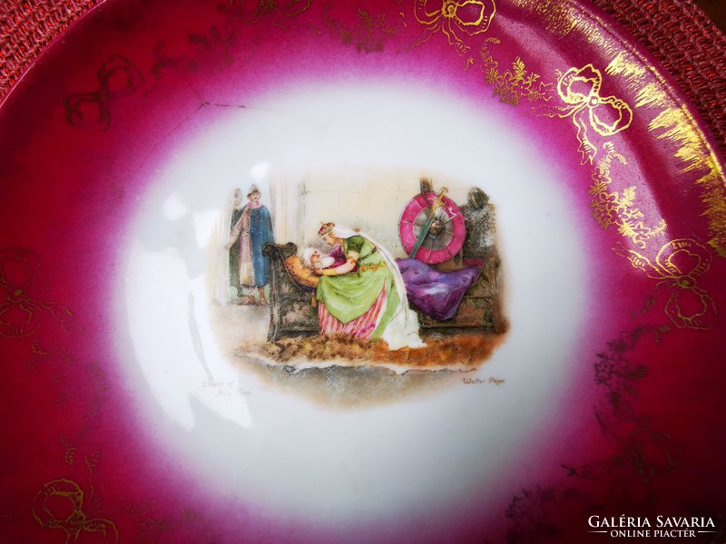 Antique plate decorated with a scene from the lear king