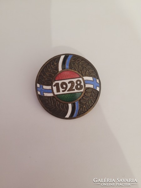 1928 Badge depicting the Hungarian-Finnish-Estonian flag with an olive branch motif