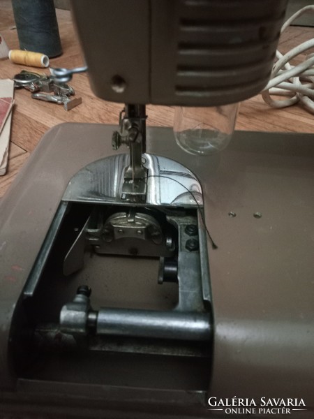 Very nice condition tula 7 soviet sewing machine in original box